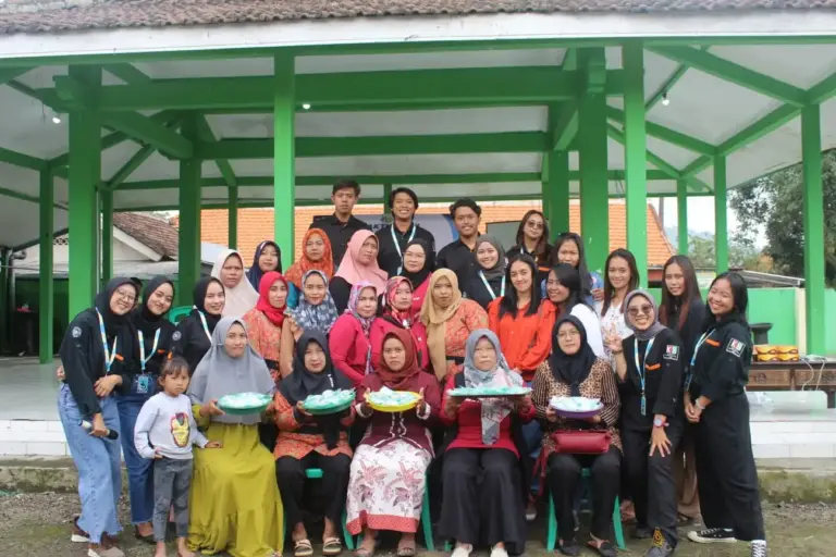 Mahasiswa Kesos UMM Berdayakan Janda Desa Pandansari Melalui Program PHP